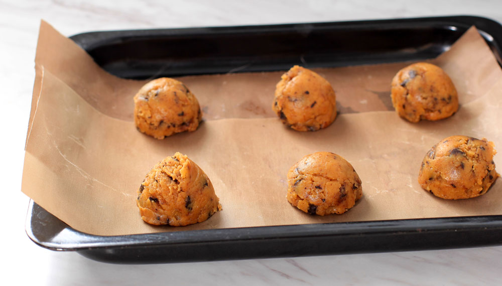 Die Space Cookies in den Ofen schieben